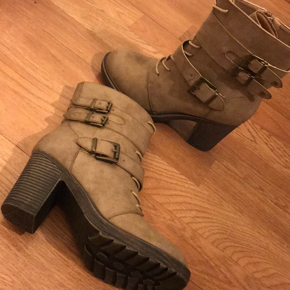 Women’s block heel bootie👢